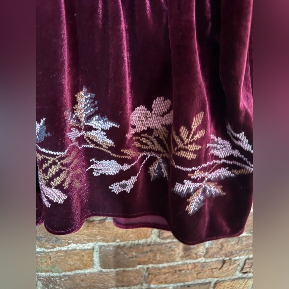 Loveriche Embroidered Velvet Long Sleeve V-Neck Top - Burgundy Size Medium - Picture 4 of 5